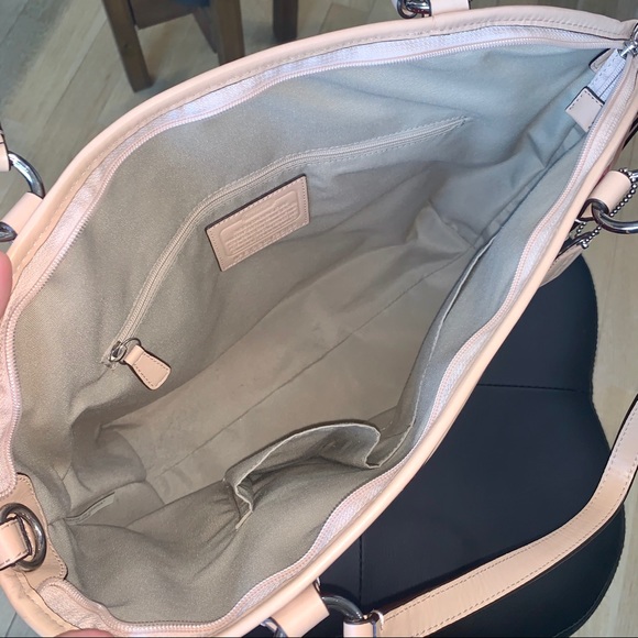 Coach Signature Embossed Tote 😍🌹 - Picture 3 of 6